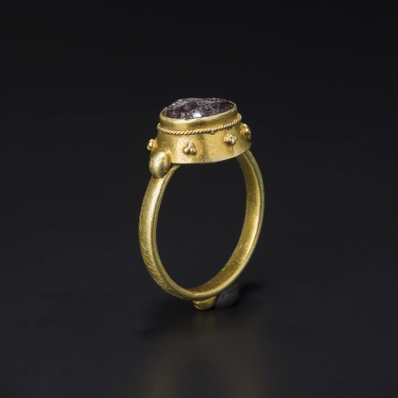 Gold Ring with an Engraved Purple Intaglio