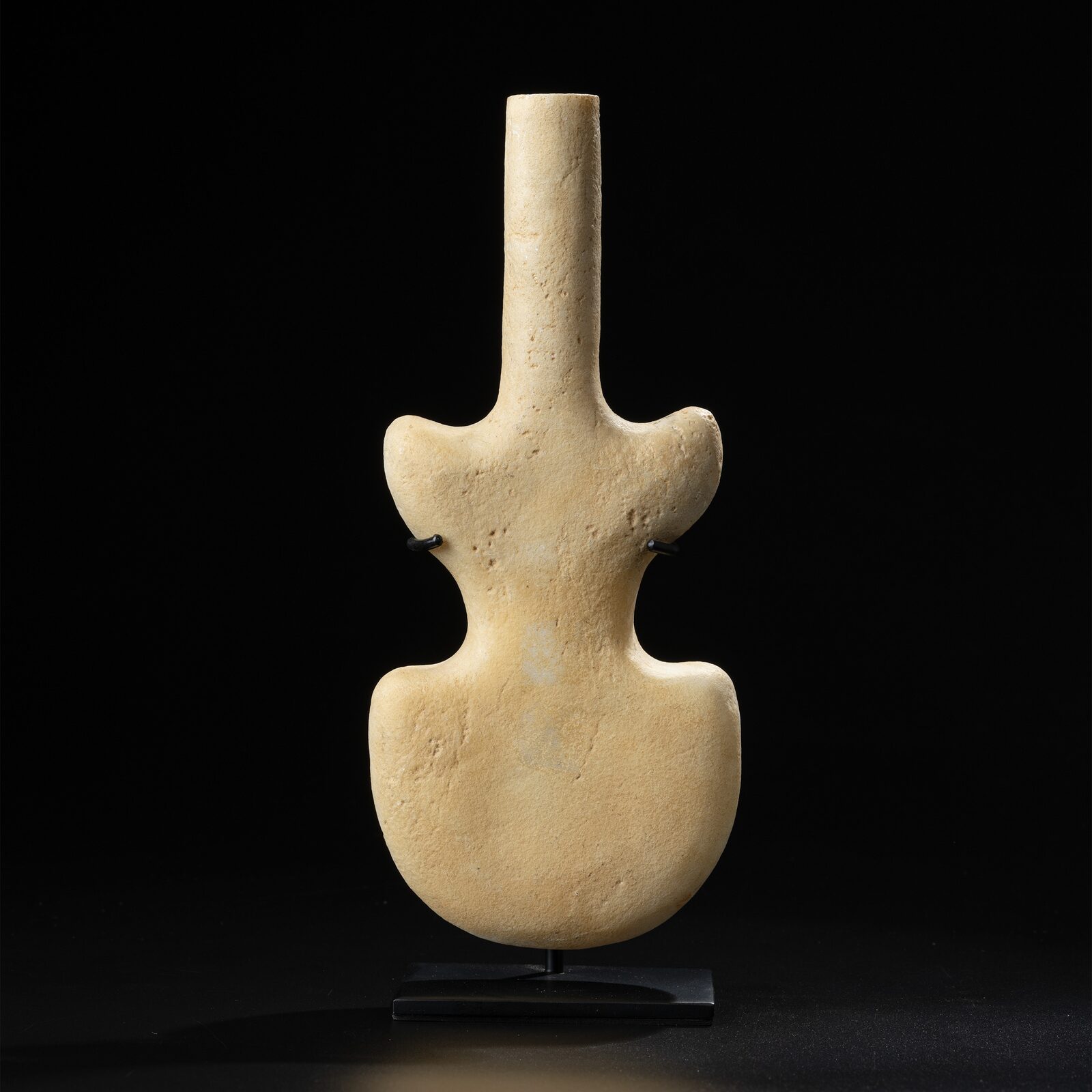 Violin-Shaped Idol